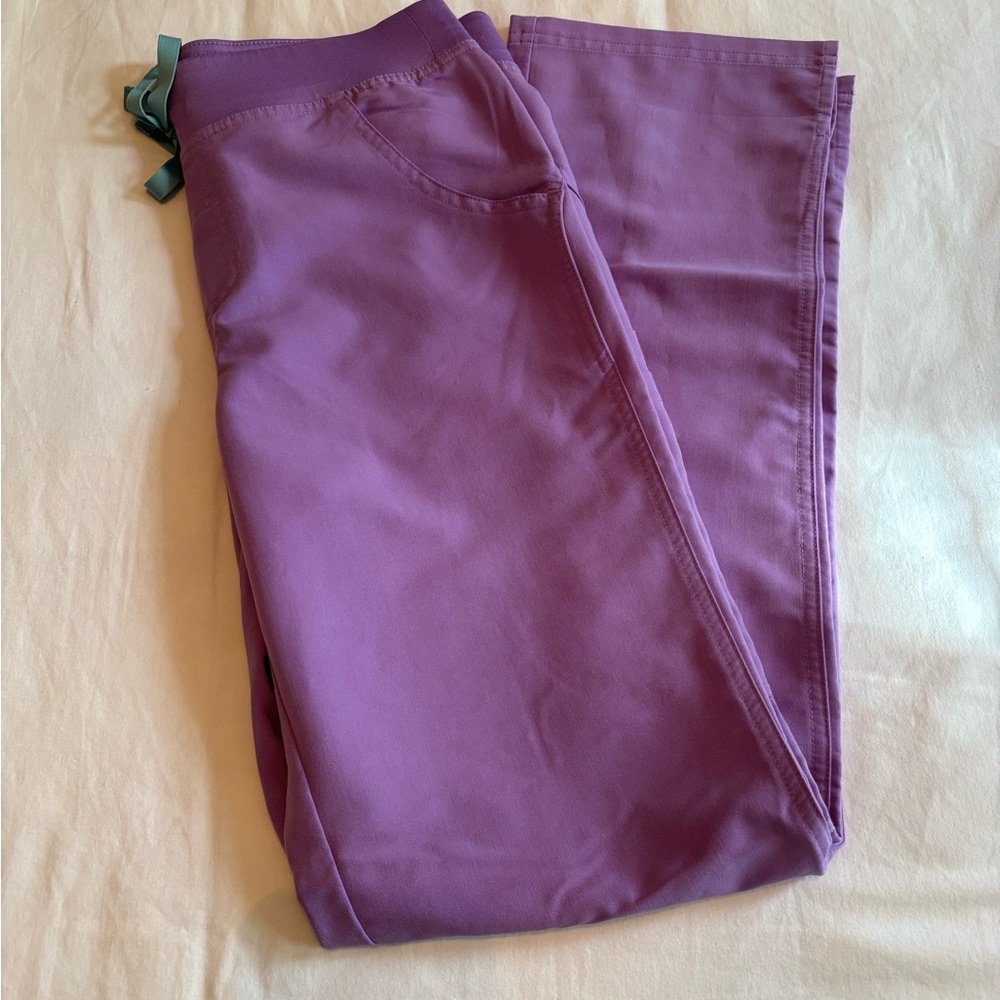 Figs Kade scrub pants in Lilac dawn S/T